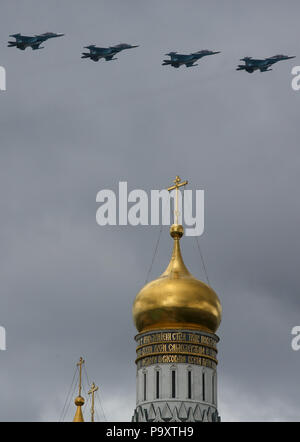 Quattro Sukhoi Su-34 getti di aria russa vigore volare in formazione sopra il Cremlino di Mosca durante una prova per la vittoria di giornata parata militare a cele Foto Stock