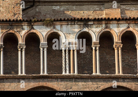 La parete laterale del Duomo di Ferrara, Basilica Cattedrale di San Giorgio, Ferrara, Italia Foto Stock