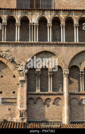 La parete laterale del Duomo di Ferrara, Basilica Cattedrale di San Giorgio, Ferrara, Italia Foto Stock