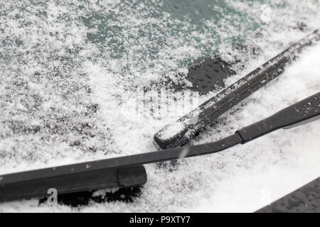 La fusione della neve sul parabrezza della vettura tergicristallo congelato, primo piano Foto Stock