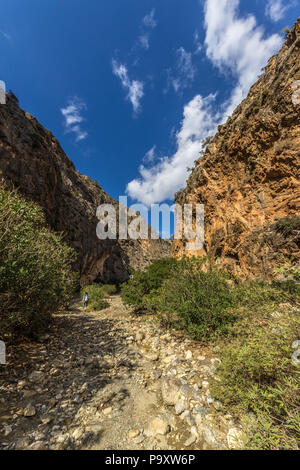 Escursioni presso il canyon Agiofarango, Creta, Grecia, vista da dietro Foto Stock