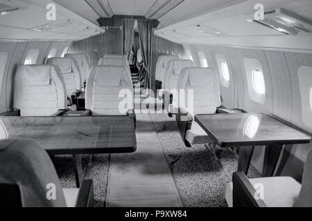 Una cabina prima classe sezione del Tupolev Tu-144 passeggeri supersonico aerei jet. Foto Stock