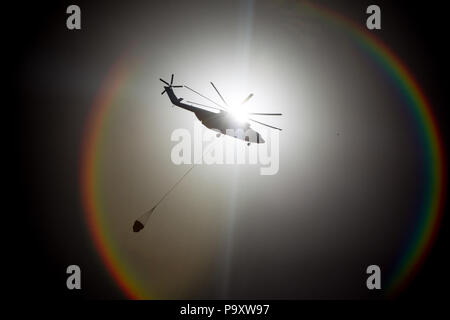 Il Mil Mi-26T trasporti pesanti elicottero silhouette della foto di battenti contro il sole durante Rostvertol (Rostov elicottero impianto) settantacinquesimo anniversario Foto Stock