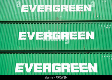 Evergreen 40 ft intermodali di contenitori impilati in porto. Evergreen con sede a Taiwan è un global container trasporto merci-società di spedizione. Foto Stock