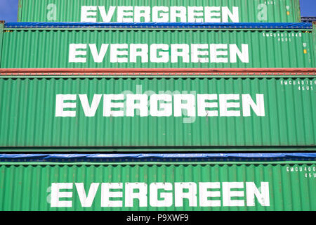 Evergreen 40 ft intermodali di contenitori impilati in porto. Evergreen con sede a Taiwan è un global container trasporto merci-società di spedizione. Foto Stock