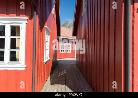 Cabine tradizionali a Svolvaer, Isole Lofoten in Norvegia Foto Stock