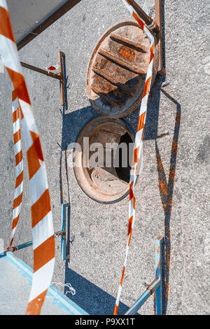 Aprire il tombino in strada. Immagine di stock Foto Stock