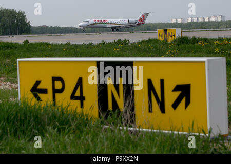 Il CRJ-100 jet regionale aeroplano di Rusline arriva all aeroporto di Domodedovo, Regione di Mosca, Russia Foto Stock