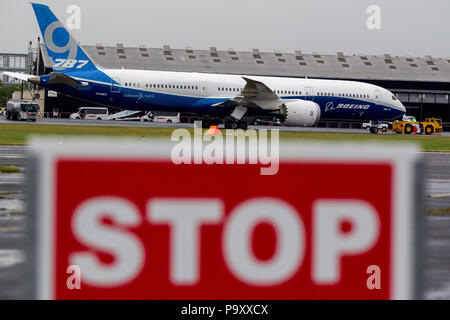 La Boeing 787-9 'Dreamliner' nella foto dietro il 'STOP' firmare al Farnborough Airshow internazionale, REGNO UNITO Foto Stock