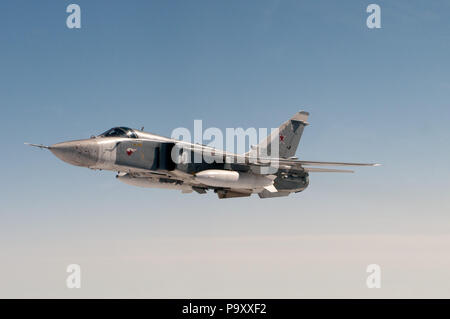 Il Sukhoi Su-24m (codice della NATO - Fencer) supersonico, all-weather attacchi aerei / interdictor di russo Air Force in volo. Foto Stock