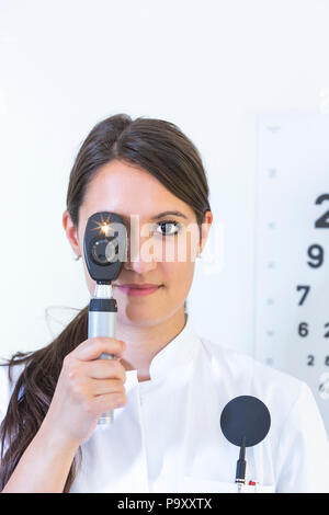 Ritratto di giovane oculista con oftalmoscopio Foto Stock