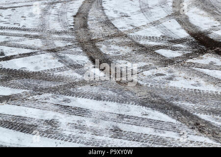 I solchi sul bianco della neve le vie dalle ruote di automobili ,stagione invernale. La strada è ricoperta di neve dopo la nevicata Foto Stock