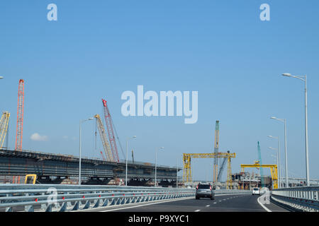 La guida lungo il ponte di Crimea. Un grandioso edificio del XXI secolo. Il nuovo ponte. Foto Stock