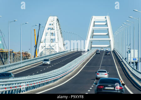 La guida lungo il ponte di Crimea. Un grandioso edificio del XXI secolo. Il nuovo ponte. Foto Stock