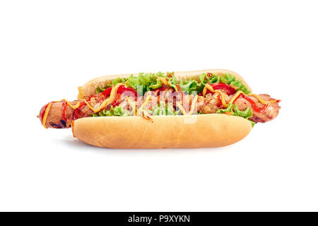 Hot Dog con salsiccia lunga e verdure su bianco Foto Stock