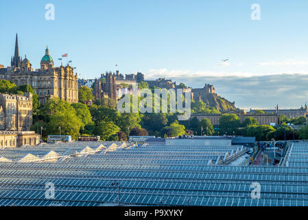 Lo skyline di Edimburgo e la stazione di Waverley in Scozia Foto Stock