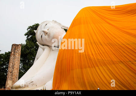 Statua ฺBuddha dormendo. Wat Khun in tha Pra Luna, Angthong provincia della Thailandia Foto Stock