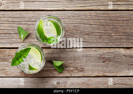 Due cocktail mojito bicchieri sul tavolo di legno. Vista da sopra con lo spazio di copia Foto Stock