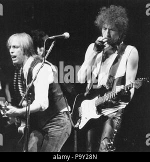 Bob Dylan & Tom Petty in esecuzione al Madison Square Garden di New York nel luglio 1986. © Gary Gershoff / MediaPunch Foto Stock