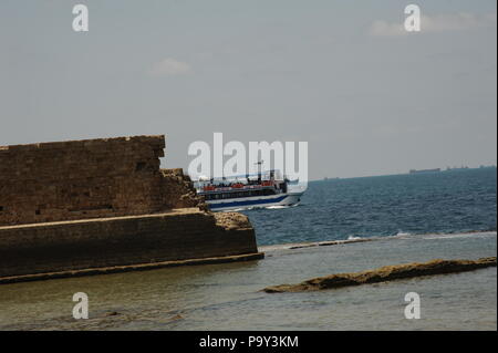 Il mare e la parete e barca Foto Stock