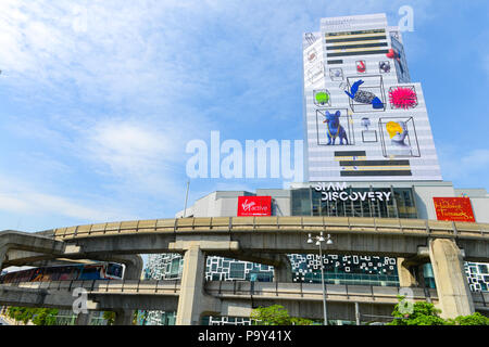 Bangkok, Tailandia - 24 maggio 2016, Siam Discovery è il moderno, famoso e lussuoso centro commerciale situato vicino stazione sky train BTS Siam stazione. È il Foto Stock