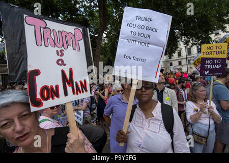 Manifestanti contro Donald Trump's visita al Regno Unito in Piccadilly Circus a Londra centrale. Foto Data: Venerdì, 13 luglio 2018. Foto Stock