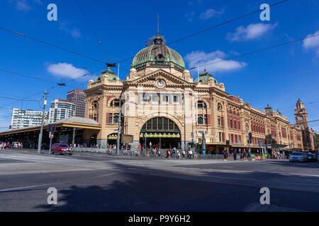 Città di Melbourne edificio storico-stazione di Flinders Street costruito di pietra arenaria gialla in stile coloniale di stile vittoriano.La stazione è importante interscambio fo Foto Stock