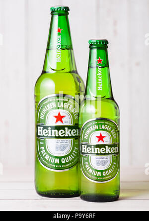 LONDON, Regno Unito - 27 Aprile 2018: bottiglie di Heineken Birra chiara su sfondo di legno. Heineken è il prodotto di punta di Heineken International Foto Stock