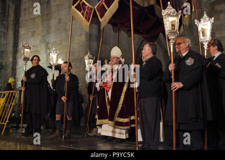 Braga, Portogallo - Aprile 1, 2010: il vescovo cattolico in Holly settimana processione di Ecce Homo (ISO alto foto) Foto Stock