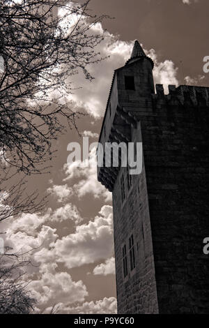 All'aperto prospettive architettoniche e i dettagli dei duchi di Braganza palace, del XV secolo, Guimaraes, Portogallo. Utilizzate il filtro a raggi infrarossi. Foto Stock