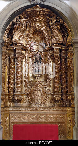 Porto, Portogallo - 4 Marzo 2015: altare laterale della chiesa di San Nicola dedicata alla Madonna. La chiesa a partire dal XVII secolo e ricostruito nel XVIII centu Foto Stock