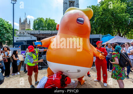 Un gruppo di Anti Trump i manifestanti con un 'arrabbiato " Baby Blimp gonfiabili, Piazza del Parlamento, Londra, Inghilterra Foto Stock