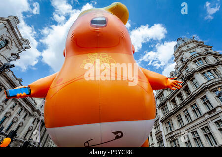Anti Trump manifestanti portano un 'arrabbiato " Baby Blimp gonfiabile beffando il presidente attraverso le strade del centro di Londra, Londra, Inghilterra Foto Stock