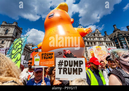 Anti Trump manifestanti portano un 'arrabbiato " Baby Blimp gonfiabile beffando il presidente attraverso le strade del centro di Londra, Londra, Inghilterra Foto Stock