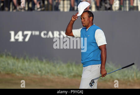 Stati Uniti d'America's Tiger Woods riconosce la folla dopo aver finito il suo turno al diciottesimo durante il primo giorno del Campionato Open 2018 a Carnoustie Golf Links, Angus. Foto Stock