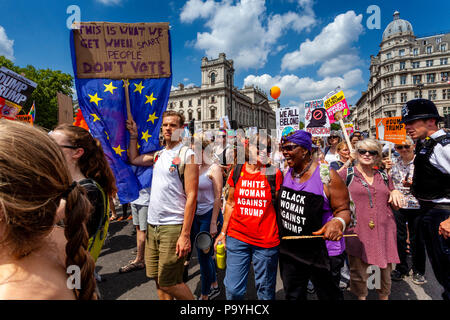 Anti Trump contestatori marzo giù Whitehall in segno di protesta per la visita nel Regno Unito del Presidente americano Donald Trump, Londra, Inghilterra Foto Stock