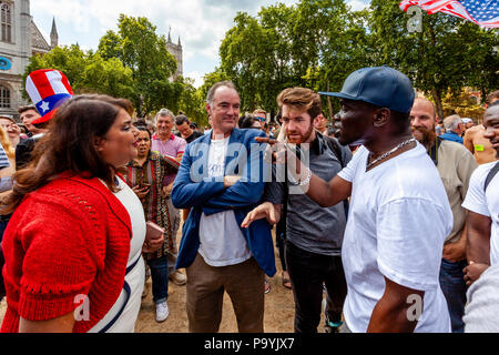 Persone sostenendo in piazza del Parlamento durante un Anti Trump protesta, Londra, Inghilterra Foto Stock