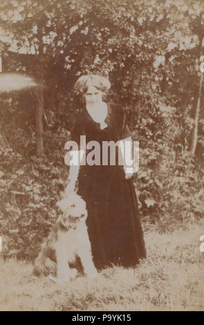 L'annata 1910 Hailsham fotografia di una signora di Lilian chiamato con il suo cane Foto Stock