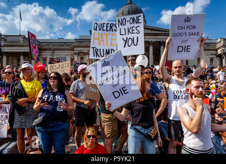 Anti Trump manifestanti dimostrando contro i Presidenti degli USA VISITA AL REGNO UNITO, Trafalgar Square, Londra, Inghilterra Foto Stock