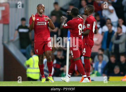 Liverpool è Daniel Sturridge (sinistra) punteggi al suo fianco il secondo obiettivo del gioco con il compagno di squadra Nab Keita (centro) durante un pre stagione amichevole a Ewood Park di Blackburn. Foto Stock