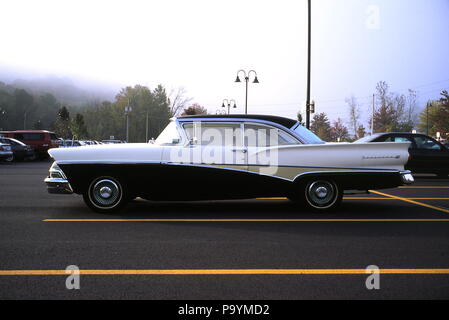 AJAXNETPHOTO . NEW Milford, CT, Stati Uniti d'America. - Classico FORD SEDAN - BERLINA - 1958 Ford Fairlane 500, chiamato con il nome di residenza di Henry Ford, nel parcheggio. Foto:JONATHAN EASTLAND/AJAX. REF:001110 72 Foto Stock