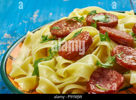 Il creolo Carbonara , ricetta italiana per Carbonara e Creolize Salsicce Andouille. Foto Stock