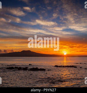 Rangitoto Isola di sunrise, Auckland, Nuova Zelanda. Foto Stock