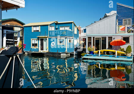 Fisherman Wharf in Victoria, British Columbia, Canada. Flottazione Coloourful case sull'acqua a Fisherman Wharf, Victoria, BC Canada. Foto Stock