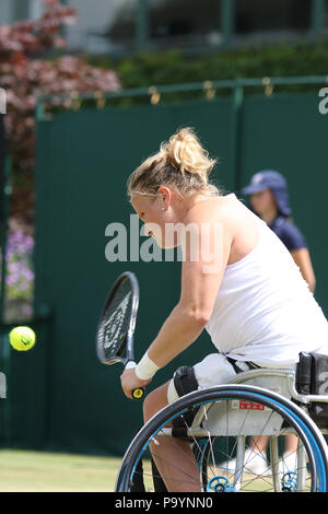 Aniek Van Koot dei Paesi Bassi (nella foto) concorrenti del tennis femminile singles v Lucy Shuker di GB in sedia a rotelle la concorrenza a Wimbledon 2018. Aniek Van Koot ha vinto 6-2 6-1. Foto Stock