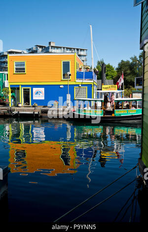 Fisherman Wharf Floating B e B e una dei Traghetti del porto di Victoria, British Columbia, Canada. Victoria BC Canada. Foto Stock