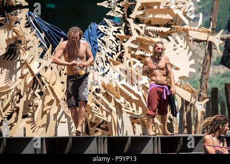 Due giovani uomini con dreadlocks arroccato su altoparlanti sul palco principale della perdita della teoria psytransce music festival che si tiene in Riomalo de Abajo, Las Hurdes, Estremadura, Spagna. Foto Stock