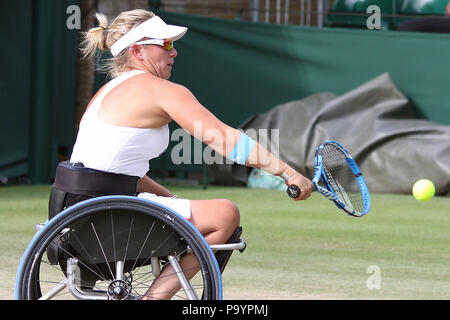 Lucy Shuker di GB (nella foto) concorrenti del tennis femminile singles v Aniek Van Koot dei Paesi Bassi in sedia a rotelle la concorrenza a Wimbledon 2018. Aniek Van Koot ha vinto 6-2 6-1. Foto Stock