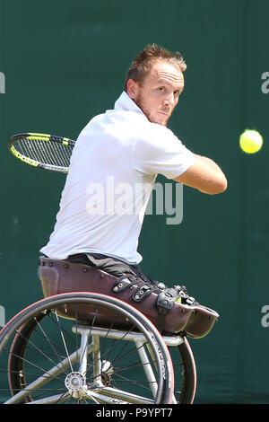 Nicolas Peifer della Francia (nella foto) competere nel tennis maschile singles v Stefan Olsson di Svezia in sedia a rotelle la concorrenza a Wimbledon 2018. Stefan Olsson ha vinto 6-2 6-3. Foto Stock