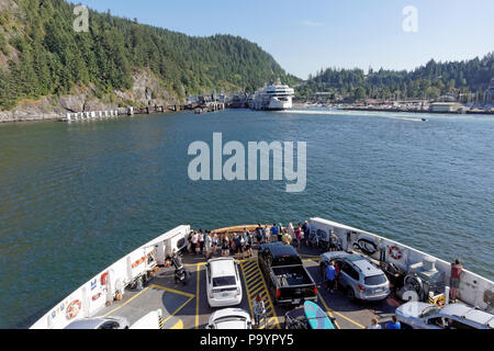 Vista della baia a ferro di cavallo ferry terminal dal Bowen Island Ferry, West Vancouver, British Columbia, Canada Foto Stock